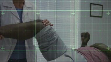 Kadın fizyoterapist ve yaşlı erkek hasta üzerinde yeşil işaretli ızgara animasyonu. sağlık ve tıbbi hizmetler kavramı dijital olarak oluşturulmuş video.