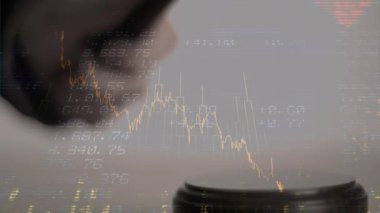Müzayedecinin çekiciyle ilgili istatistik ve finansal veri işleme animasyonu. küresel iş, veri işleme, finans, kriz ve durgunluk kavramı dijital olarak oluşturulmuş video.