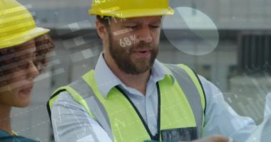 İnşaat alanında planları olan kadın mimarın istatistiksel işlemlerinin animasyonu. iş, geliştirme ve üretkenlik kavramı dijital olarak oluşturulmuş video.