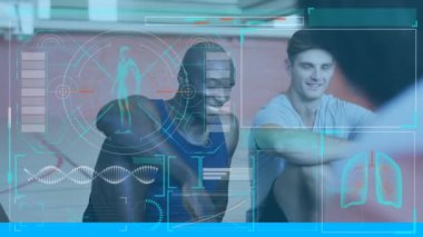 Gülümseyen erkek sporcuların dinlenmesi üzerine dijital arayüz işleme verilerinin animasyonu. spor, fitness ve dijital arayüz teknolojisi konsepti dijital olarak oluşturulmuş video.