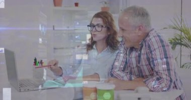 Toplantıda dizüstü bilgisayar kullanan iş adamlarının istatistik ve veri işleme animasyonları. küresel iş, veri işleme ve dijital arayüz kavramı dijital olarak oluşturulmuş video.