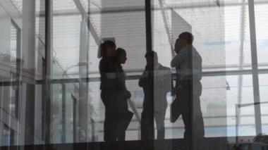 Modern ofiste konuşan iş adamlarının ofis binasının animasyonu. iş, finans ve ağ konsepti dijital olarak oluşturulmuş video.
