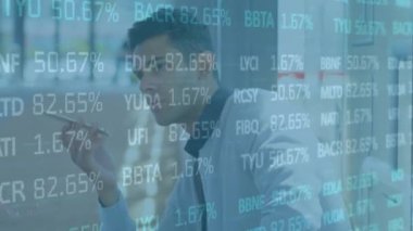 Akıllı telefon kullanan adamın istatistiksel işlemlerinin animasyonu. Sosyal medya, bağlantılar, veri işleme ve teknoloji konsepti dijital olarak oluşturulmuş video.