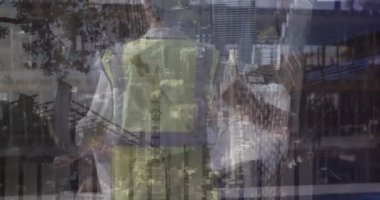 İnşaat alanında planları olan kadın mimarın istatistiksel işlemlerinin animasyonu. iş, geliştirme ve üretkenlik kavramı dijital olarak oluşturulmuş video.