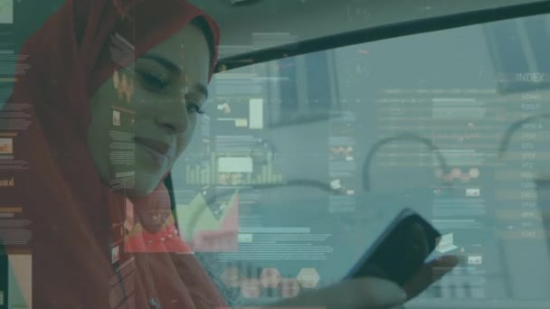 Animacja Statystyk Przetwarzanie Danych Uśmiechniętej Kobiecie Hidżabie Pomocą Smartfona Globalne — Wideo stockowe