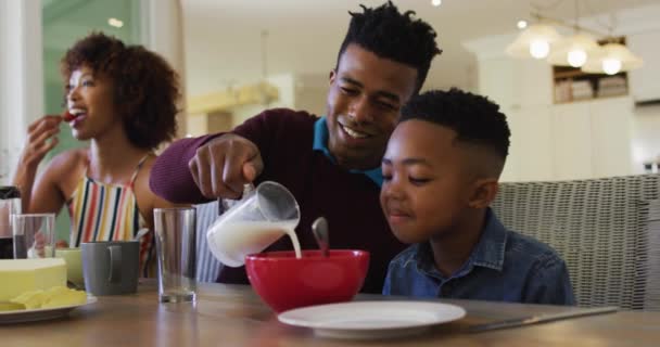 Animación Piñas Sobre Padres Afroamericanos Felices Hijo Desayunando Casa Familia — Vídeos de Stock