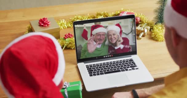 Caucasico Padre Figlio Con Cappelli Babbo Natale Utilizzando Computer Portatile — Video Stock