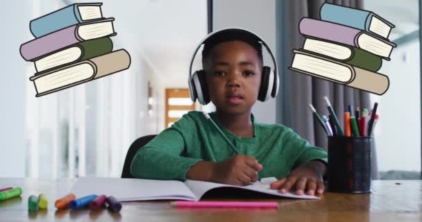 Анімація Шкільних Предметів Над Афроамериканським Хлопчиком Який Вчиться Вдома Концепція — стокове відео