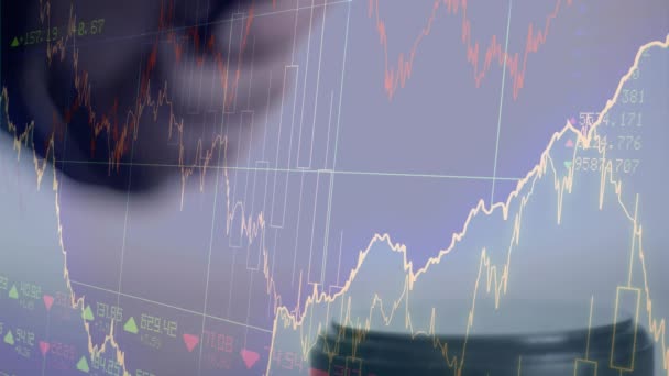 Animation Von Statistiken Und Finanzdatenverarbeitung Über Den Auktionshammer Globales Geschäft — Stockvideo