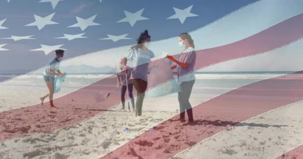 Animacja Flagi Stanów Zjednoczonych Ameryki Nad Ludźmi Maskach Czyszczącymi Plażę — Wideo stockowe