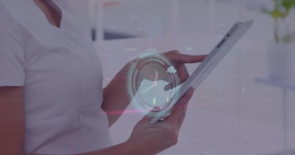 用平板电脑对女商人的时钟 统计和数据处理进行动画制作 全球商业 数据处理和数字视讯接口概念 — 图库视频影像