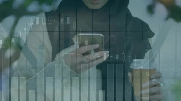 Animazione Statistiche Elaborazione Dati Donna Hijab Utilizzando Smartphone Connessioni Globali — Video Stock