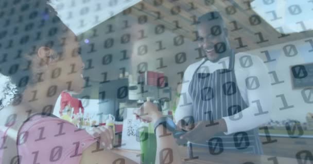 在为女性顾客服务的各种笑容满面的男性食品商贩之间动画二进制数据处理 全球通信和数字接口技术概念数字生成视频 — 图库视频影像