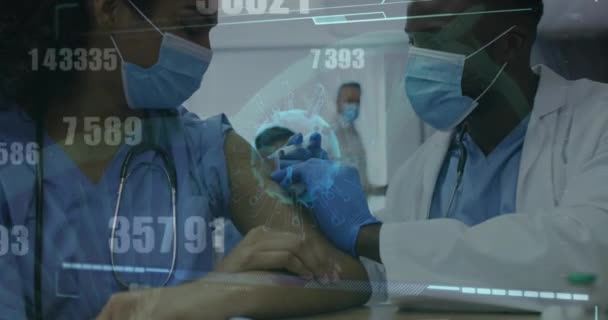 在接受疫苗接种的女医生的面罩上 为19个体细胞和数目以上的女医生动画 医疗和围场疫苗接种概念数字制作的视频 — 图库视频影像