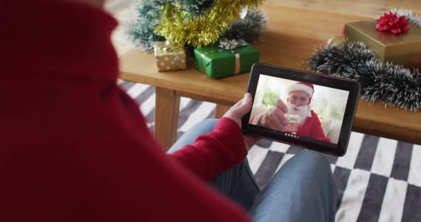 Homem Caucasiano Acenando Usando Tablet Para Chamada Vídeo Natal Com — Vídeo de Stock
