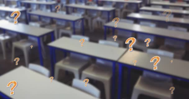 教室の椅子や机の上にオレンジ色の質問マークのアニメーション ナショナル トリビア クイズ コンクールのコンセプトをデジタルで — ストック動画