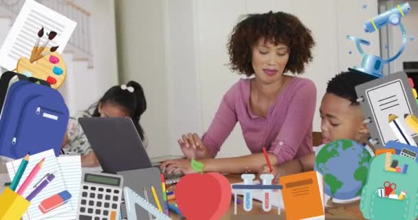 Animáció Iskolai Tárgyakat Afro Amerikai Anya Gyerekek Tanulnak Otthon Oktatás — Stock videók