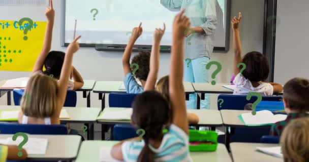 Animasi Tanda Tanya Hijau Atas Murid Sekolah Dasar Mengangkat Tangan — Stok Video