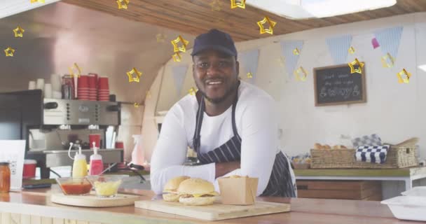 フードトラックの幸せなアフリカ系アメリカ人男性食品ベンダー上の金の星のアニメーション 中小企業 テイクアウト食品 成功と幸福のライフスタイルのコンセプトデジタルで生成されたビデオ — ストック動画