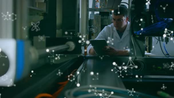 用平板对男性科学家进行分子漂浮动画和数据处理 全球科学 研究和数据处理概念数字生成视频 — 图库视频影像