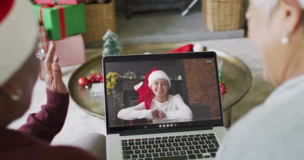 Divers Amis Féminins Seniors Utilisant Ordinateur Portable Pour Appel Vidéo — Video