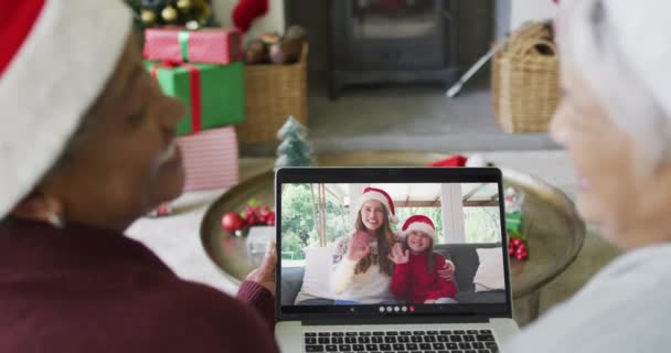 Διαφορετικές Ηλικιωμένες Φίλες Που Χρησιμοποιούν Φορητό Υπολογιστή Για Χριστουγεννιάτικη Βιντεοκλήση — Αρχείο Βίντεο