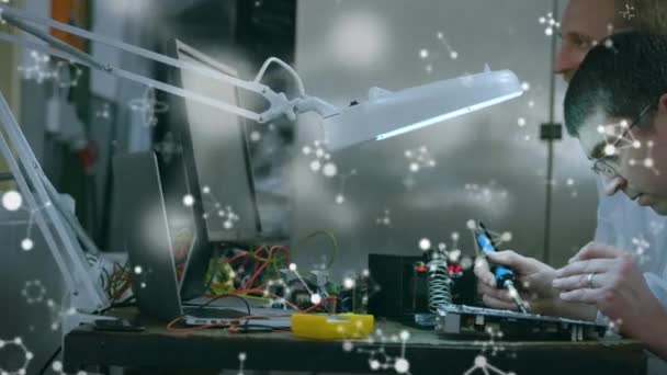 Animatie Van Witte Moleculen Boven Mannelijke Wetenschappers Mondiaal Concept Voor — Stockvideo