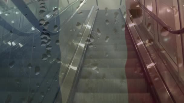 Animação Bandeira França Com Gotas Água Sobre Escada Rolante Edifício — Vídeo de Stock