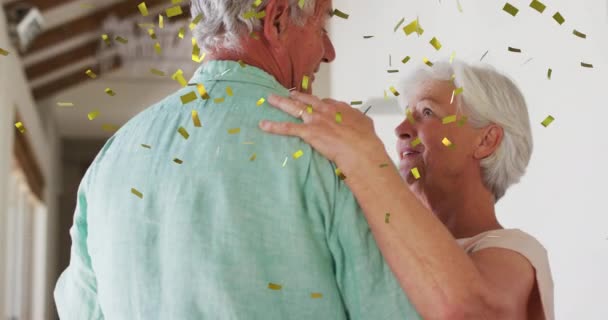 Animatie Van Gouden Confetti Vallen Gelukkig Kaukasisch Senior Paar Dansen — Stockvideo