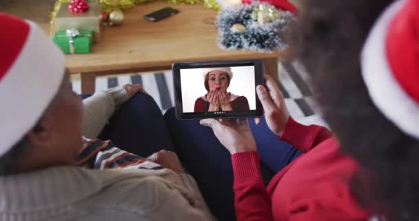 Madre Figlia Afroamericana Che Usano Tablet Videochiamate Natalizie Con Donna — Video Stock