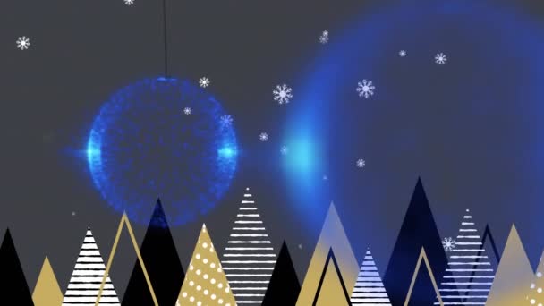 Sneeuwvlokken Vallen Meerdere Kerstboom Pictogrammen Tegen Blauwe Kerstballen Opknoping Decoraties — Stockvideo