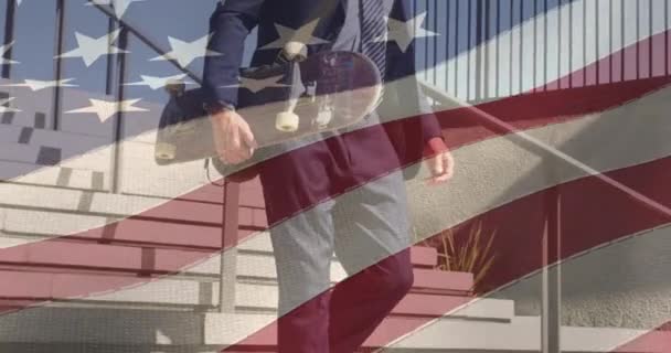 ビーチでサーフボードを持つ男の上に米国の国旗のアニメーション アメリカの歴史愛国心と独立の概念をデジタルで生成したビデオ — ストック動画
