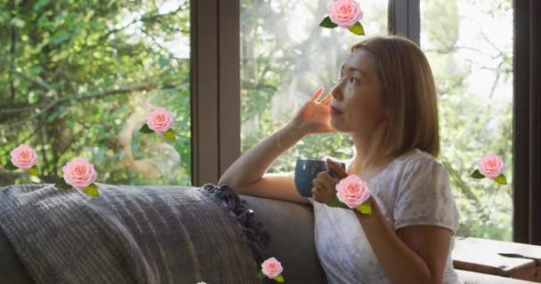 在笑着的亚洲女人身上画着粉红的玫瑰 她们在外面喝咖啡 看着窗外的家 快乐和幸福的概念数码视频 — 图库视频影像