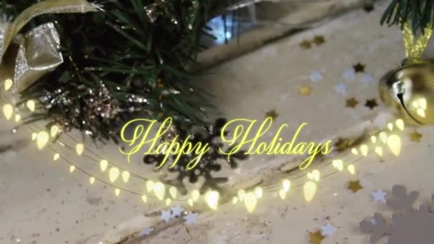 Animación Texto Felices Fiestas Amarillo Sobre Luces Cuerda Campanas Decoraciones — Vídeo de stock