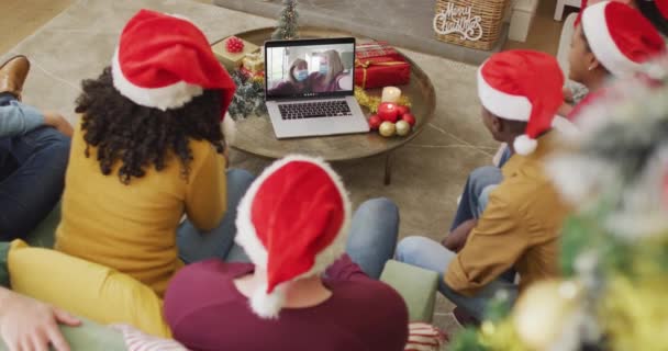 Noel Baba Şapkalı Çeşitli Aileler Ekranda Aileleriyle Birlikte Yılbaşı Görüntülerinde — Stok video