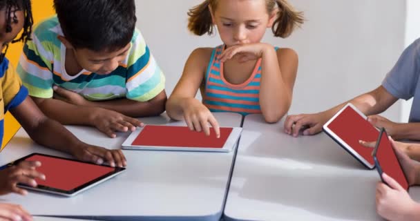 教室でタブレットを使用して 多様な学童に緑色の疑問符のアニメーション ナショナル トリビア クイズ コンクールのコンセプトデジタルで生成されたビデオ — ストック動画