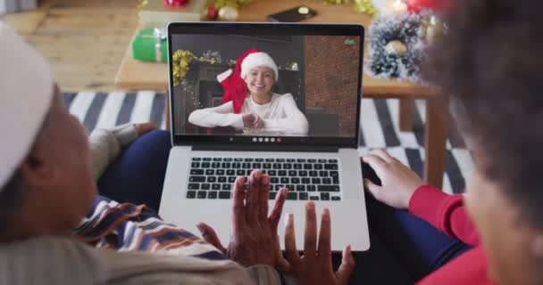 Madre Hija Afroamericanas Usando Portátil Para Videollamada Navidad Con Mujer — Vídeo de stock