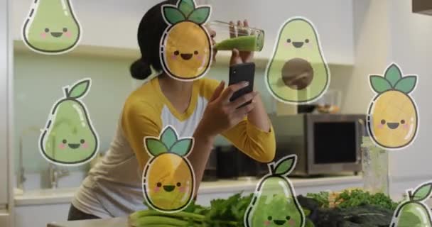 Animación Frutas Sonrientes Sobre Mujeres Biraciales Tomando Bebidas Saludables Usando — Vídeo de stock