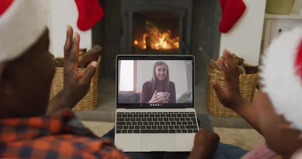 Noel Baba Şapkalı Afro Amerikan Çift Ekranda Kadınla Birlikte Dizüstü — Stok video