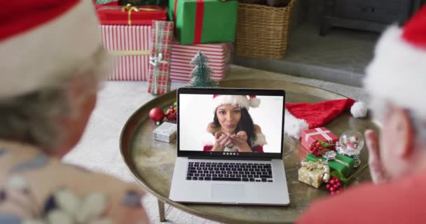 Senior Pareja Caucásica Con Sombreros Santa Usando Ordenador Portátil Para — Vídeo de stock