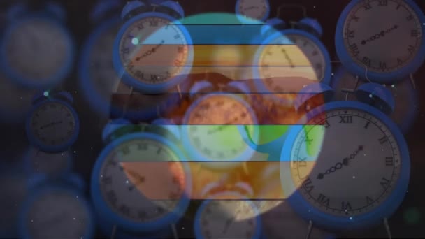 時計の上に多色の惑星地球 太陽系と空間のアニメーションがカチカチ 空間環境時間の概念をデジタルで生成し — ストック動画