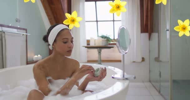 집에서 목욕중에 얼굴을 잠자리에 디지털 비디오 — 비디오