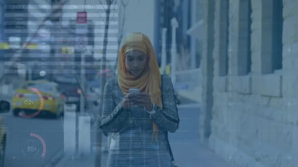 Animace Statistik Zpracování Dat Přes Ženy Hidžábu Pomocí Smartphonu Globální — Stock video