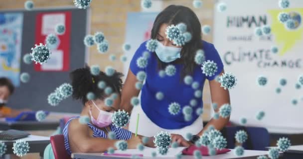 顔の面でアフリカ系アメリカ人の少女と男性教師の上にCovid 19細胞のアニメーション グローバルCovid 19パンデミックと教育概念デジタルで生成されたビデオ — ストック動画
