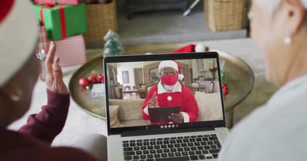 Zróżnicowane Starsze Przyjaciółki Pomocą Laptopa Boże Narodzenie Rozmowy Wideo Mikołajem — Wideo stockowe