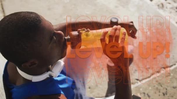 Animering Nivå Upp Text Över Afrikansk Amerikansk Idrottsman Dricksvatten Databehandling — Stockvideo