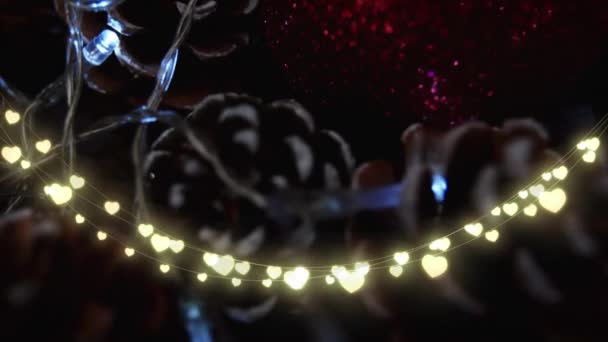 Animatie Van Het Hart String Lichten Dennenappels Kerstmis Seizoensgebonden Begroetingen — Stockvideo