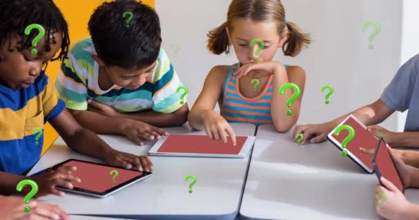 Animación Interrogantes Verdes Sobre Diversos Alumnos Primaria Utilizando Tabletas Clase — Vídeos de Stock