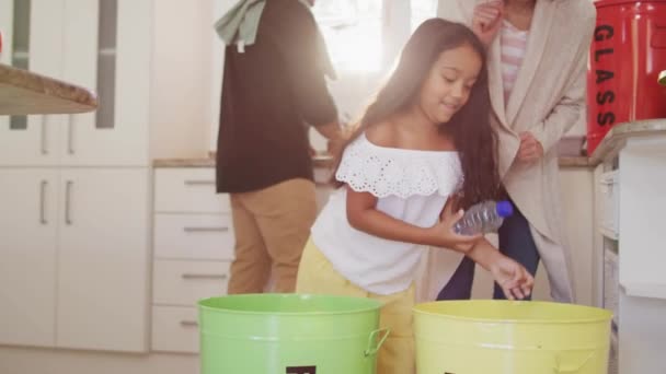 Evde Mutlu Çift Irklı Anne Kızının Geri Dönüşümü Üzerine Leylakla — Stok video