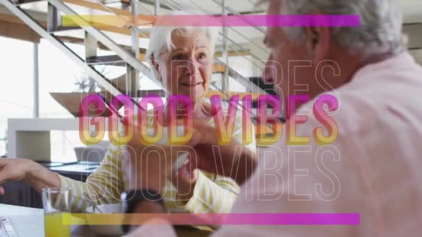 Animacja Dobrych Wibracji Kolorze Różowym Nad Szczęśliwą Białą Parą Seniorów — Wideo stockowe